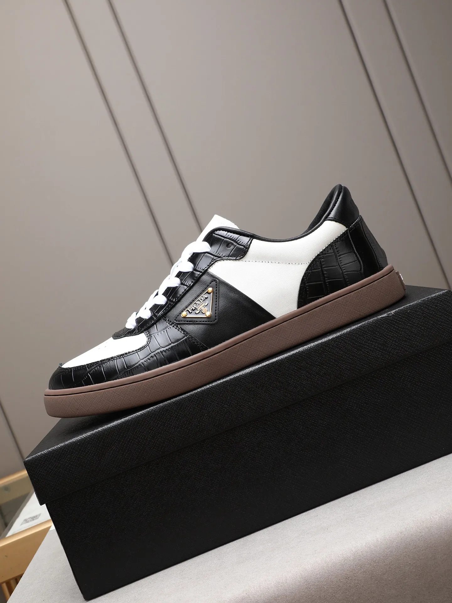 Men's shoes💰420💰 Brand: PRADA (Prada) Standard code: Men's code 38–44 (45 can be customized) Material: Original cowhide, breathable sheep lining Special outsole Style category: Men's fashionable casual sneakers Low-key luxury! Color: actual picture color